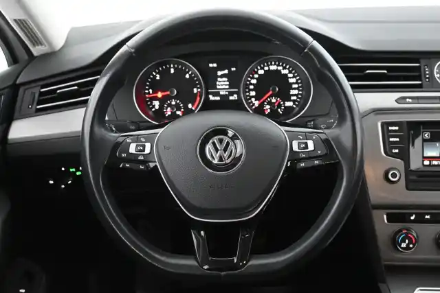 Valkoinen Farmari, Volkswagen Passat – KNX-712