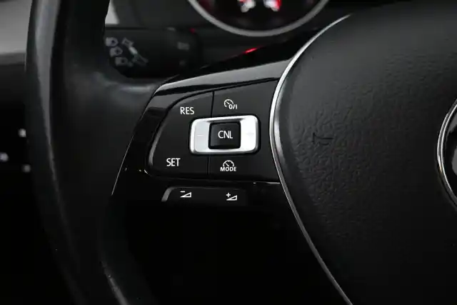 Valkoinen Farmari, Volkswagen Passat – KNX-712