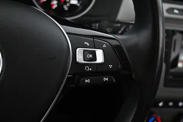 Valkoinen Farmari, Volkswagen Passat – KNX-712
