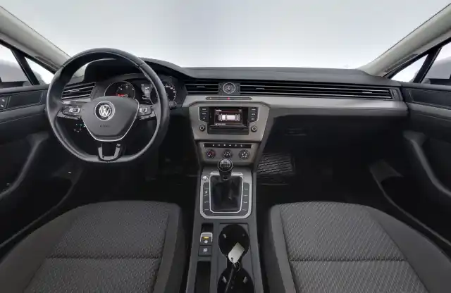 Valkoinen Farmari, Volkswagen Passat – KNX-712