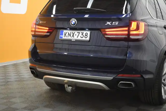 Sininen Maastoauto, BMW X5 – KNX-738
