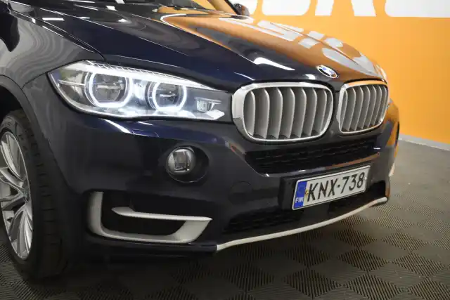 Sininen Maastoauto, BMW X5 – KNX-738
