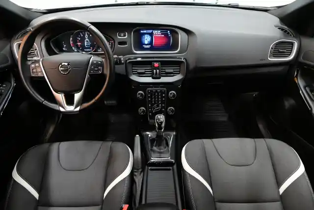 Musta Viistoperä, Volvo V40 – KOE-707