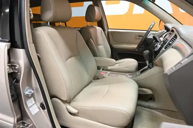 Beige Henkilöauto, Toyota Highlander – KPG-994