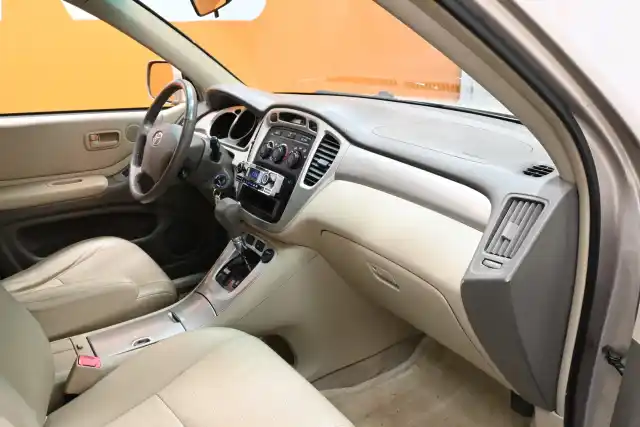 Beige Henkilöauto, Toyota Highlander – KPG-994