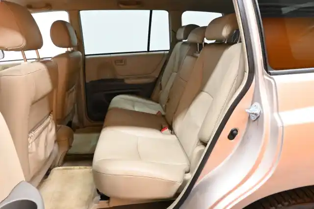 Beige Henkilöauto, Toyota Highlander – KPG-994