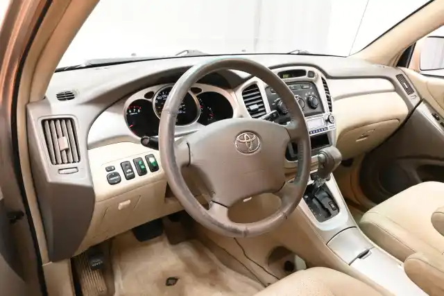 Beige Henkilöauto, Toyota Highlander – KPG-994