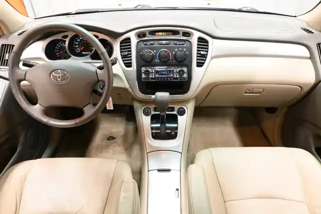 Beige Henkilöauto, Toyota Highlander – KPG-994