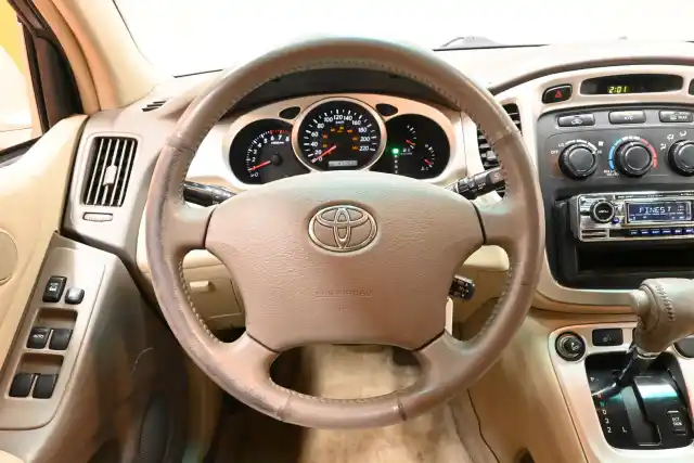 Beige Henkilöauto, Toyota Highlander – KPG-994