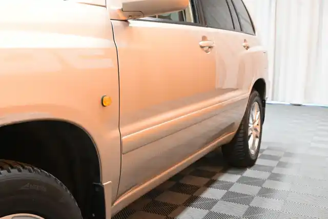 Beige Henkilöauto, Toyota Highlander – KPG-994