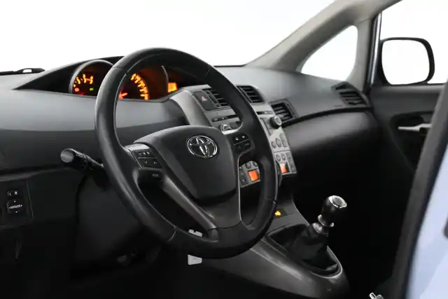 Sininen Tila-auto, Toyota VERSO – KPH-321