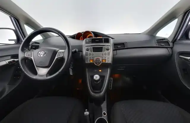Sininen Tila-auto, Toyota VERSO – KPH-321