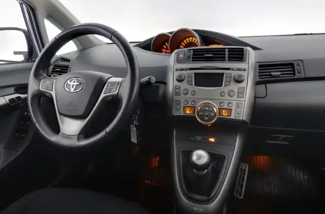 Sininen Tila-auto, Toyota VERSO – KPH-321
