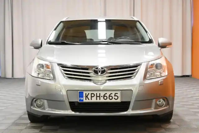 Harmaa Farmari, Toyota Avensis – KPH-665