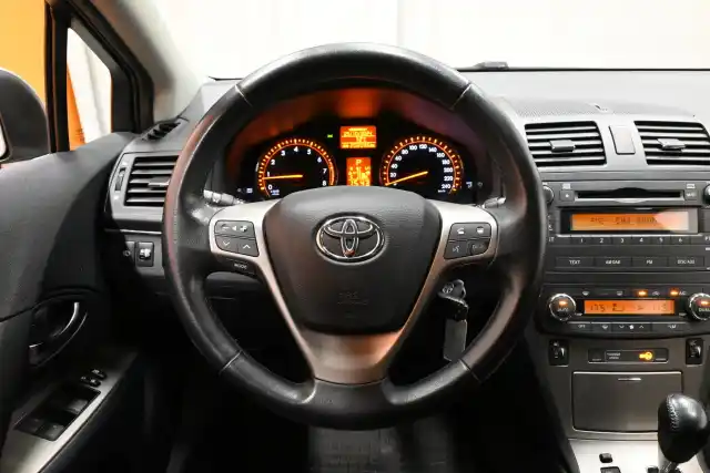 Harmaa Farmari, Toyota Avensis – KPH-665