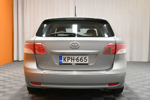 Harmaa Farmari, Toyota Avensis – KPH-665