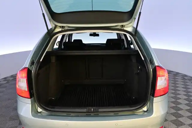 Vihreä Farmari, Skoda Octavia – KPJ-216