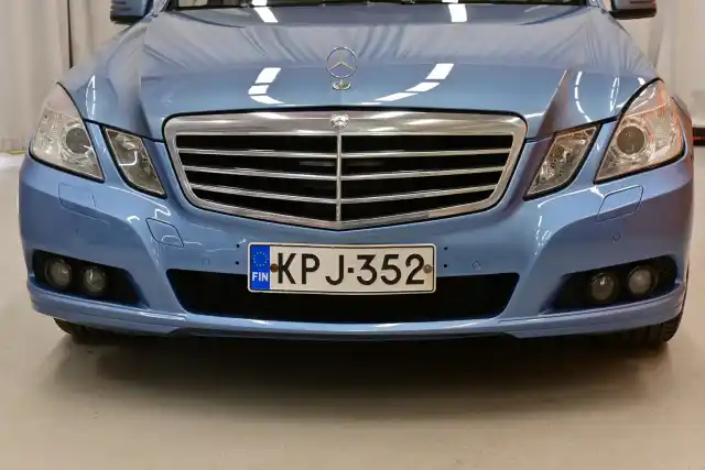 Sininen Sedan, Mercedes-Benz E – KPJ-352