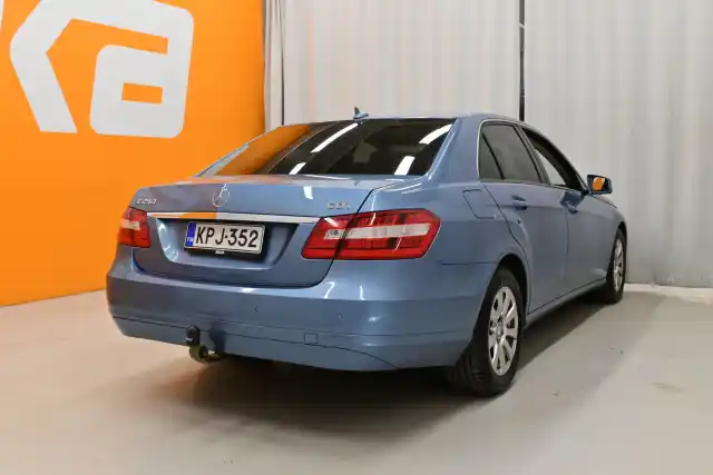 Sininen Sedan, Mercedes-Benz E – KPJ-352