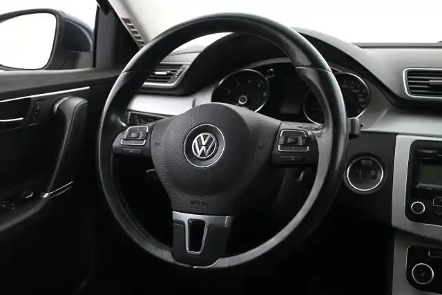 Sininen Sedan, Volkswagen Passat – KPN-231