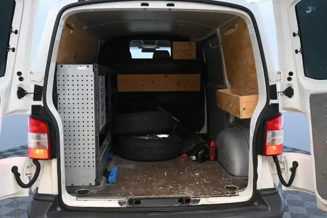 Valkoinen Pakettiauto, Volkswagen Transporter – KPO-235