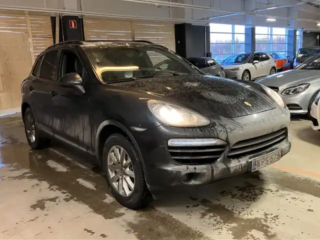 Musta Maastoauto, Porsche Cayenne – KPS-575