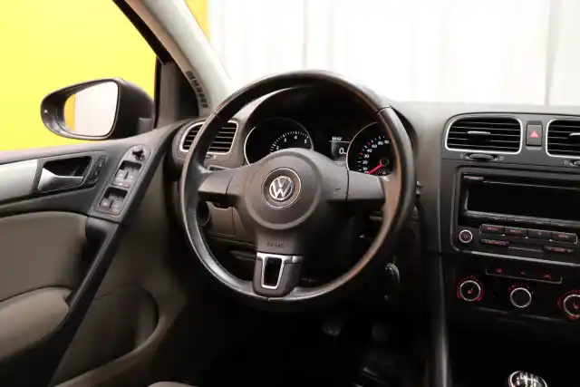 Musta Viistoperä, Volkswagen Golf – KPX-849