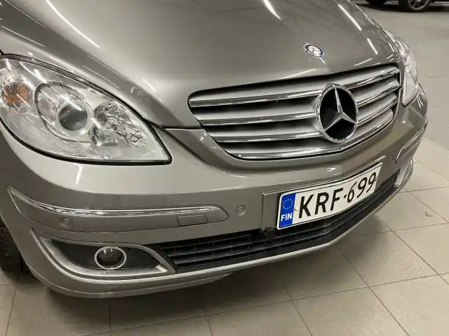 Harmaa Tila-auto, Mercedes-Benz B – KRF-699