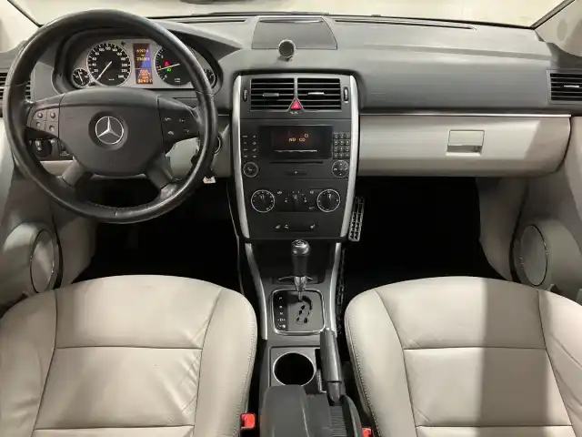 Harmaa Tila-auto, Mercedes-Benz B – KRF-699