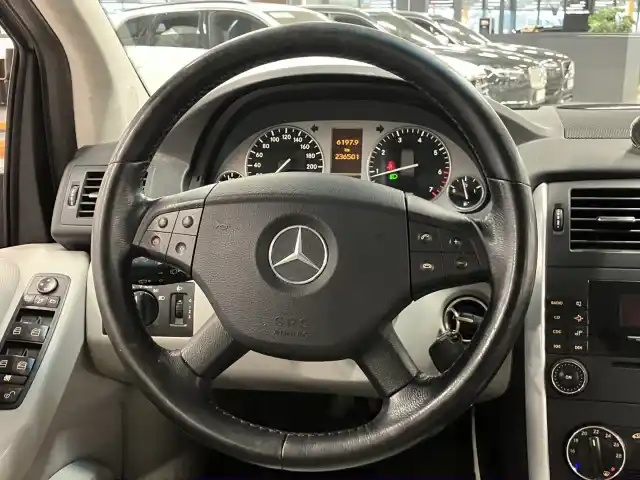 Harmaa Tila-auto, Mercedes-Benz B – KRF-699