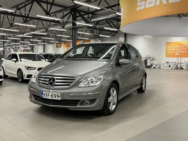 Harmaa Tila-auto, Mercedes-Benz B – KRF-699