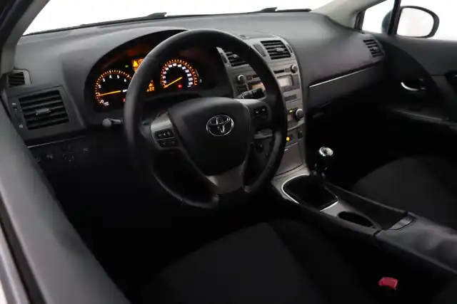 Valkoinen Farmari, Toyota Avensis – KRJ-306