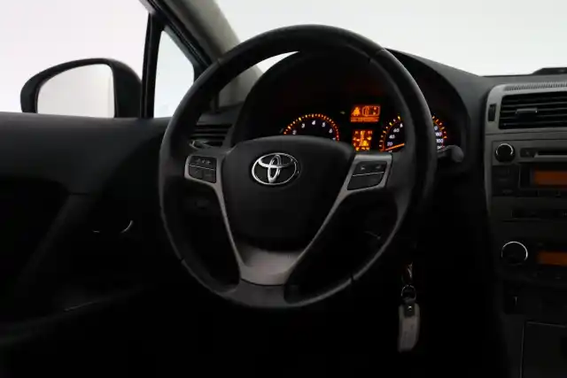 Valkoinen Farmari, Toyota Avensis – KRJ-306