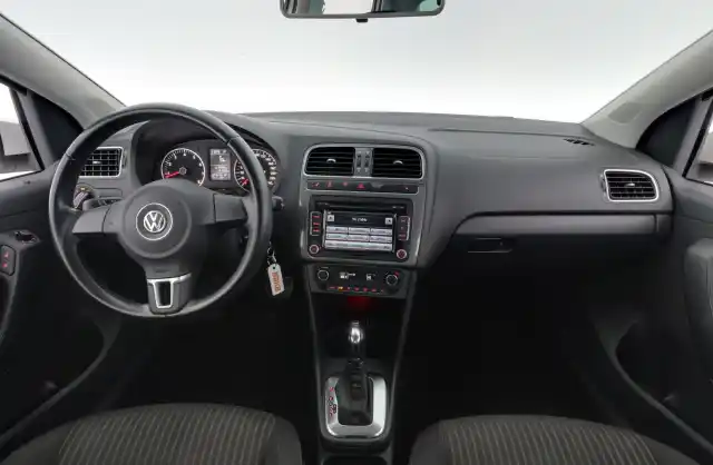 Valkoinen Viistoperä, Volkswagen Polo – KRJ-471