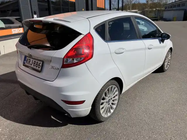 Valkoinen Viistoperä, Ford Fiesta – KRJ-886