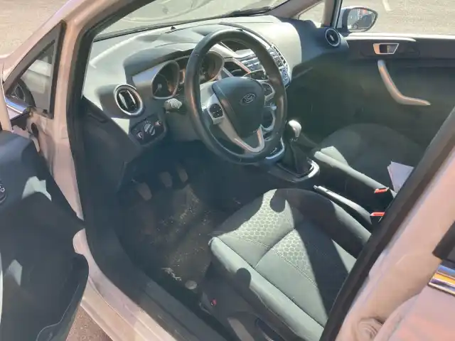 Valkoinen Viistoperä, Ford Fiesta – KRJ-886