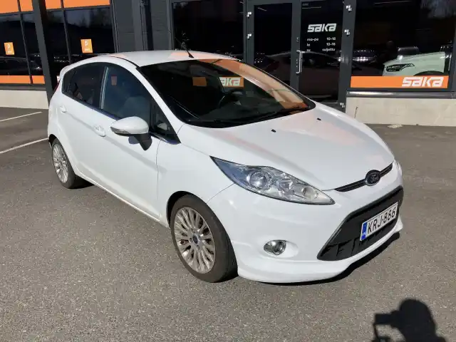 Valkoinen Viistoperä, Ford Fiesta – KRJ-886