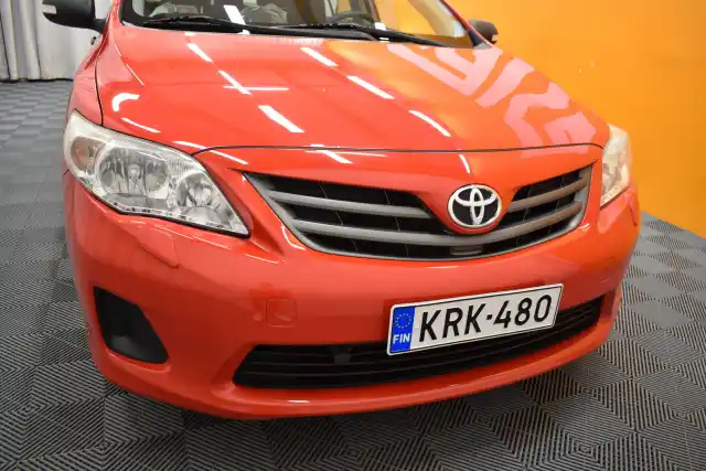 Punainen Sedan, Toyota Corolla – KRK-480