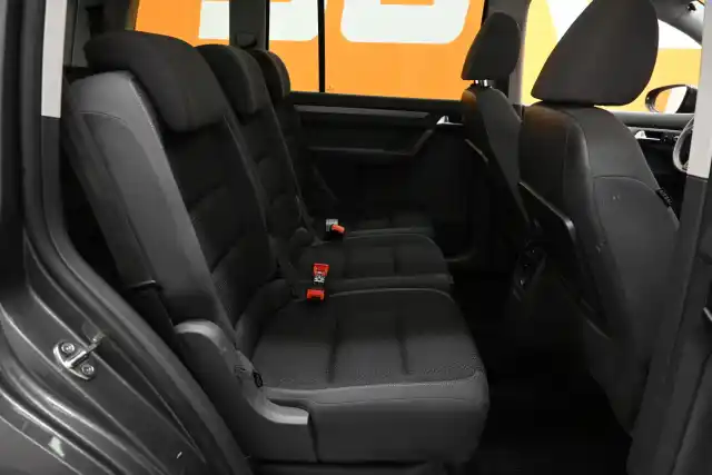 Harmaa Tila-auto, Volkswagen Touran – KRM-434