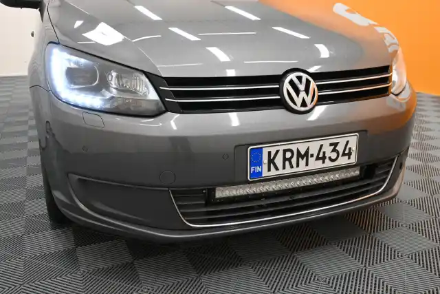 Harmaa Tila-auto, Volkswagen Touran – KRM-434