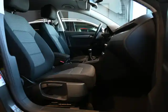 Ruskea (beige) Farmari, Volkswagen Passat – KRM-911