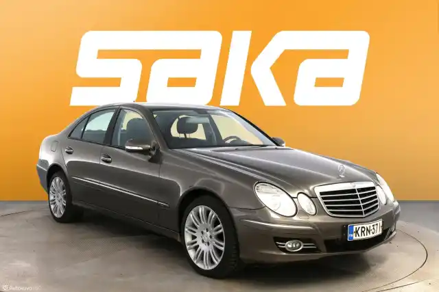 Harmaa Sedan, Mercedes-Benz E – KRN-371