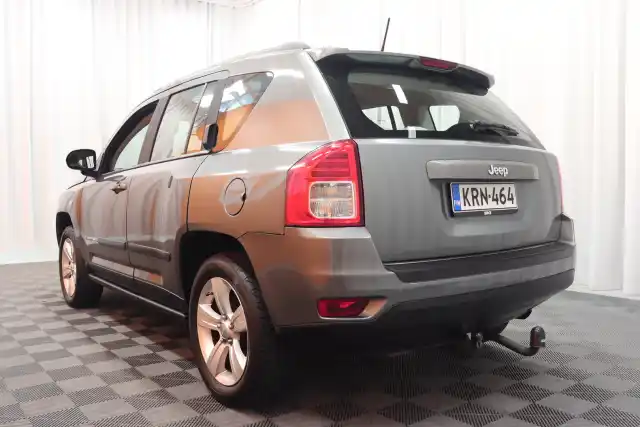 Harmaa Maastoauto, Jeep Compass – KRN-464