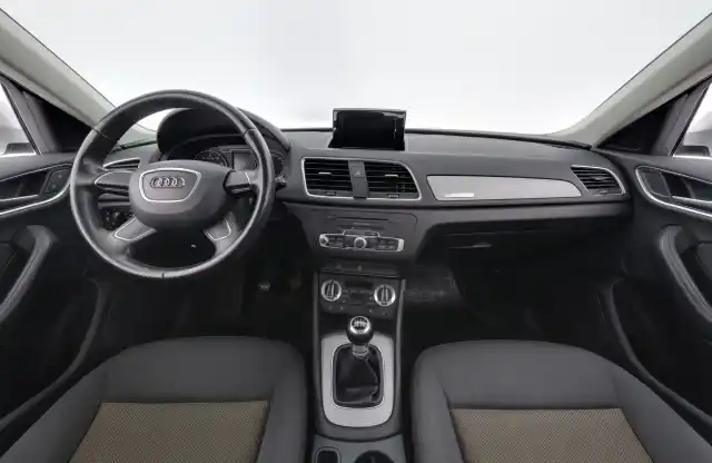 Valkoinen Maastoauto, Audi Q3 – KRS-424
