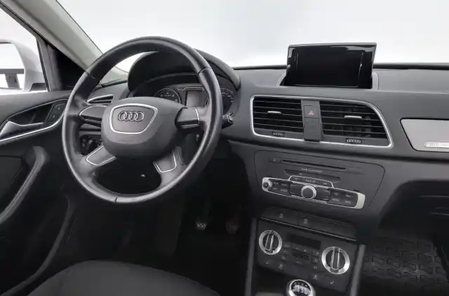 Valkoinen Maastoauto, Audi Q3 – KRS-424