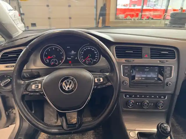 Harmaa Viistoperä, Volkswagen Golf – KRX-498