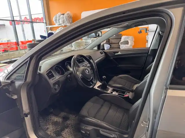 Harmaa Viistoperä, Volkswagen Golf – KRX-498