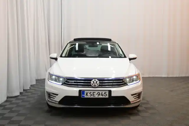 Valkoinen Sedan, Volkswagen Passat – KSE-945