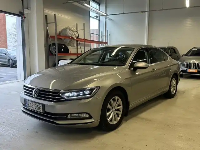 Harmaa Sedan, Volkswagen Passat – KSE-956