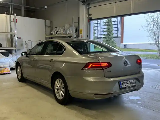 Harmaa Sedan, Volkswagen Passat – KSE-956